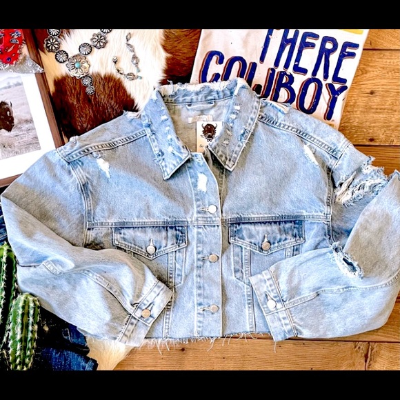 Veveret Jackets & Blazers - NWOT Veveret Cropped Distressed Light Wash Jean Jacket